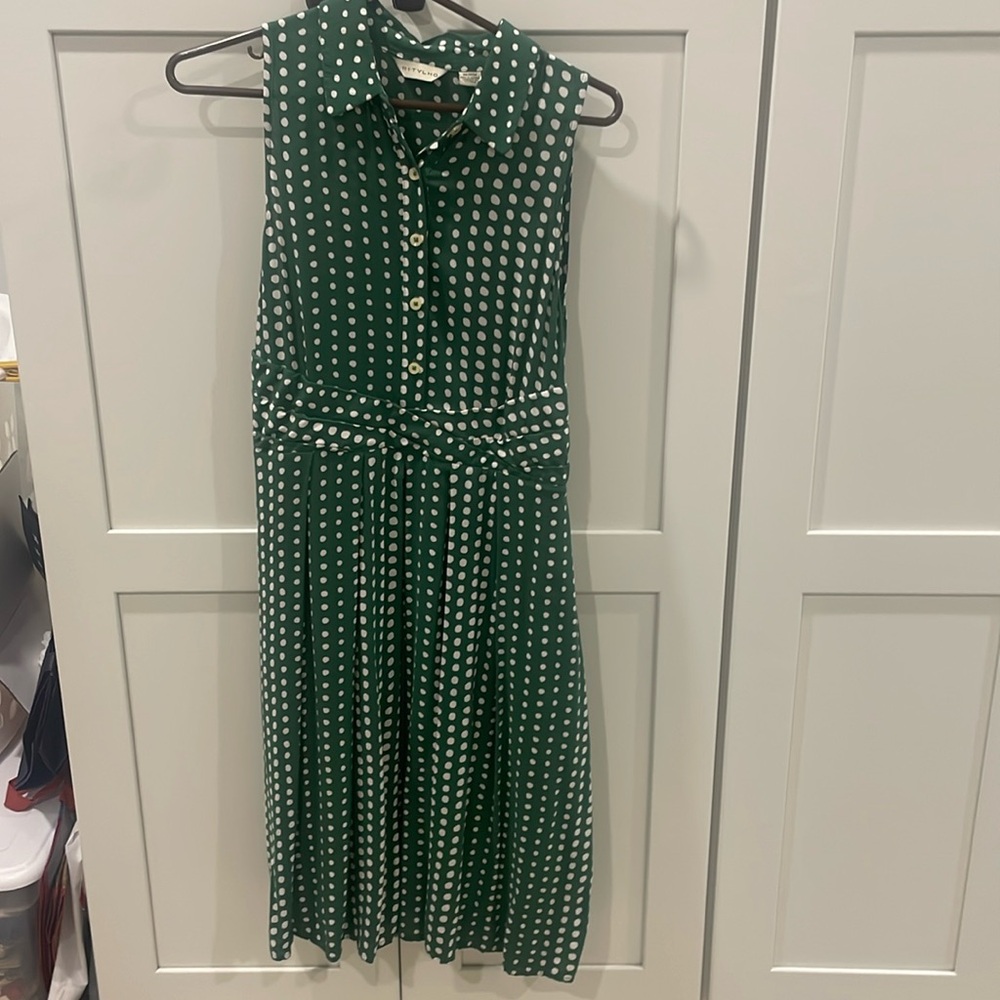 Vintage green polka dot, sleeveless dress, side zipper, size med, pleated skirt
